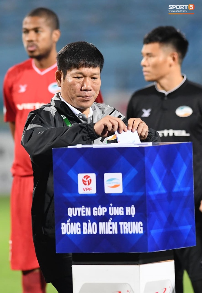 Cầu thủ Việt Nam đồng lòng hướng về miền Trung: Dành 1 phút mặc niệm những người đã mất vì lũ lụt, quyên góp trước trận đấu - Ảnh 5.