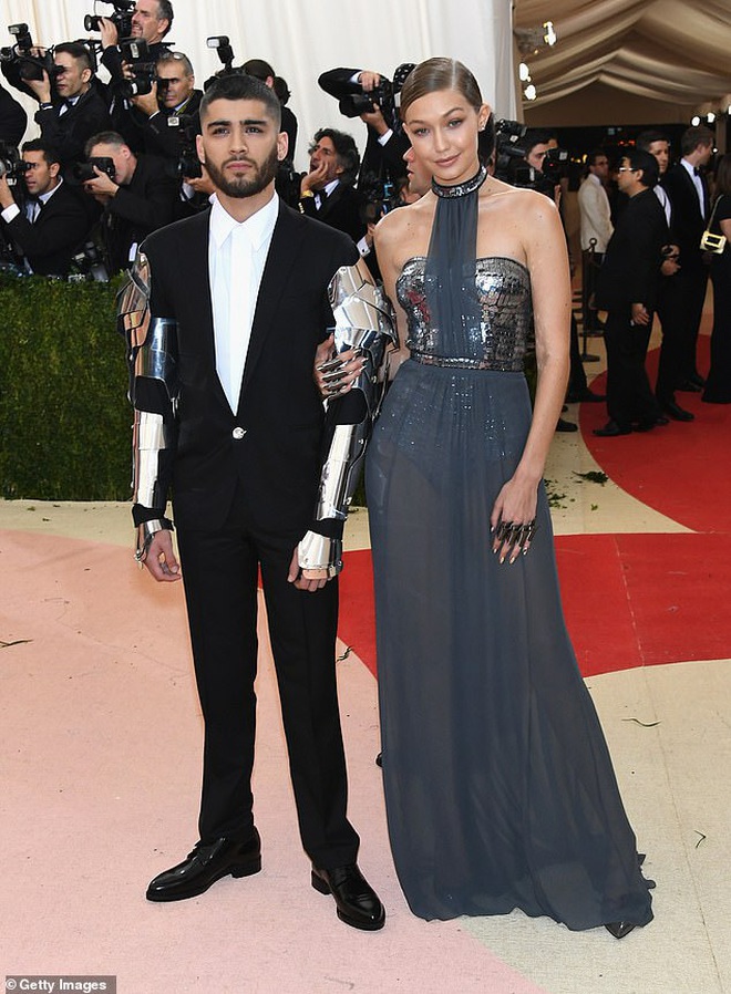 Lạ như con gái nhà couple hot nhất Hollywood Gigi Hadid và Zayn: Chưa lộ mặt, nhưng 5 lần 7 lượt gây bão MXH chỉ vì... 1 bàn tay - Ảnh 8. Lạ như con gái nhà couple hot nhất Hollywood Gigi Hadid và Zayn: Chưa lộ mặt, nhưng 5 lần 7 lượt gây bão MXH chỉ vì... 1 bàn tay - Ảnh 8.