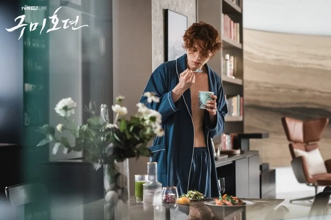 Netizen tranh cãi nảy lửa về cây kem bạc hà của "anh em hồ ly" Lee Dong Wook - Kim Bum: Rốt cuộc là ngon hay dở? - Ảnh 1. Netizen tranh cãi nảy lửa về cây kem bạc hà của "anh em hồ ly" Lee Dong Wook - Kim Bum: Rốt cuộc là ngon hay dở? - Ảnh 1.