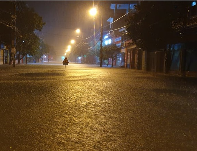 Mưa như trút nước trong đêm, TP. Hà Tĩnh ngập sâu, vắng lặng - Ảnh 2.