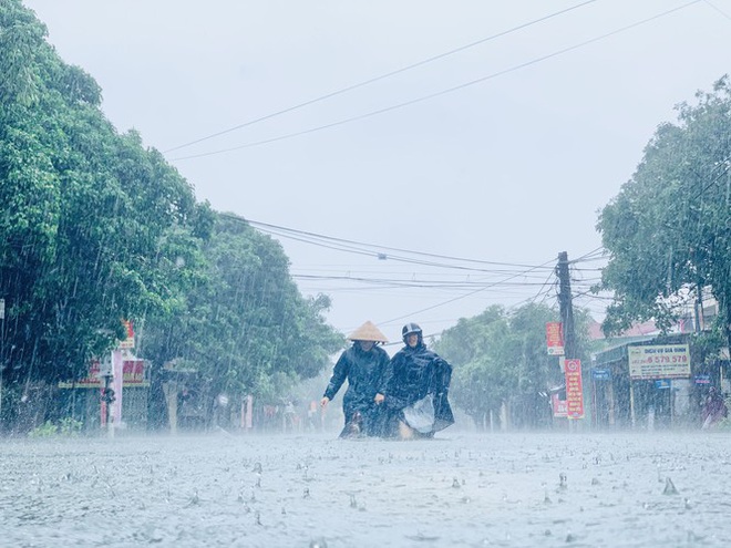 Mưa trắng trời, TP. Hà Tĩnh chìm trong ngập lụt lịch sử chưa từng có - Ảnh 2.
