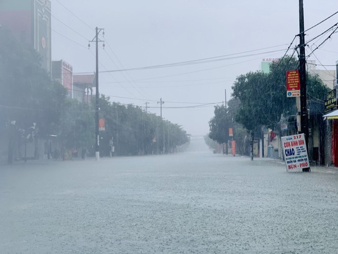 Mưa trắng trời, TP. Hà Tĩnh chìm trong ngập lụt lịch sử chưa từng có - Ảnh 3.