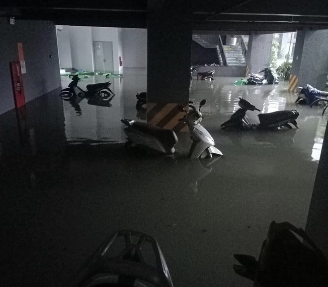 Mưa trắng trời, TP. Hà Tĩnh chìm trong ngập lụt lịch sử chưa từng có - Ảnh 16.