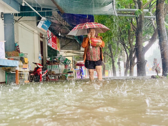 Mưa trắng trời, TP. Hà Tĩnh chìm trong ngập lụt lịch sử chưa từng có - Ảnh 10.