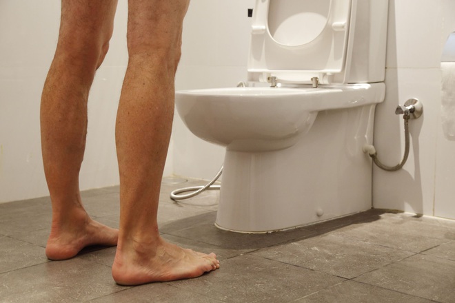 Nam giới có bộ phận sinh dục khỏe mạnh thường không có 4 điểm bất thường khi đi vệ sinh - Ảnh 2.