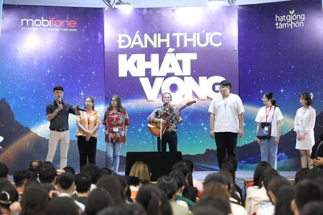 Chuỗi chương tr&igrave;nh &ldquo;Đ&aacute;nh thức kh&aacute;t vọng&rdquo; được sinh vi&ecirc;n v&agrave; học sinh TP.HCM đ&oacute;n nhận đầy h&agrave;o hứng - Ảnh 2.