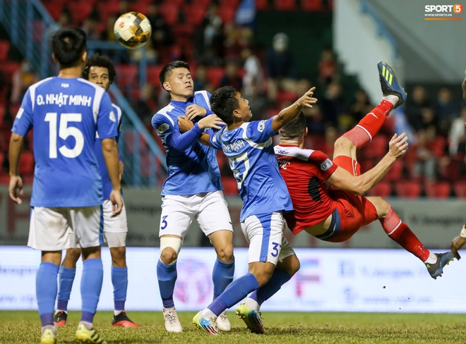 Cầu thủ HAGL trùm áo thất vọng sau thành tích tệ hại: Thua liền 3 trận, 11 lần vào lưới nhặt bóng - Ảnh 3.