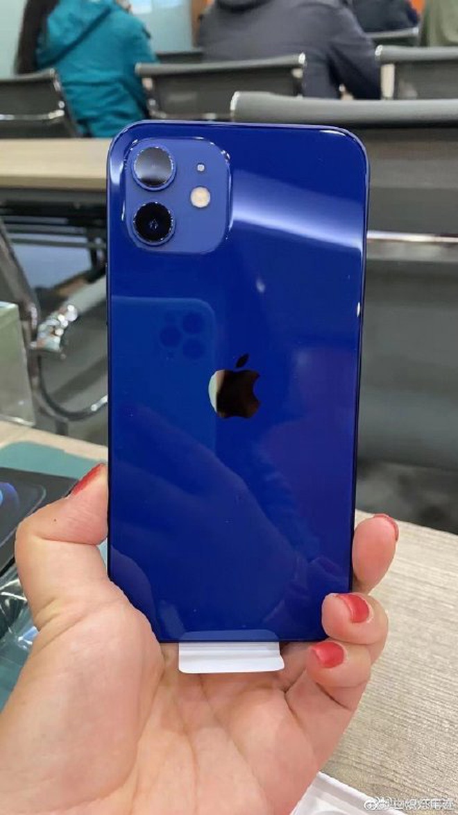 Nếu bạn thích màu xanh thì đừng bỏ qua chiếc iPhone 12 màu xanh blue đầy mê hoặc này. Với thiết kế tối giản và sắc nét, khả năng chụp ảnh chuyên nghiệp và khả năng sử dụng 5G, iPhone 12 màu xanh blue là một sản phẩm đáng để sở hữu và tự hào sử dụng.