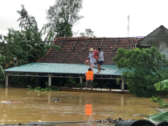 Ảnh: Những gương mặt khắc khổ, những giọt nước mắt thương tâm của người dân miền Trung giữa trận lũ lịch sử - Ảnh 13.