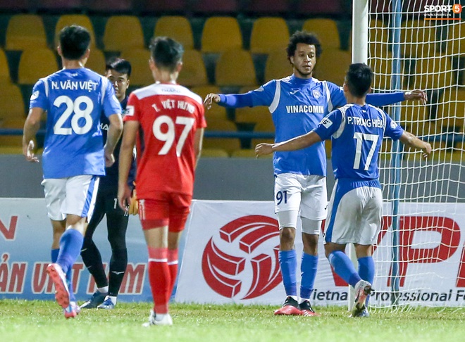 Tiền đạo có lực sút mạnh nhất V.League khiến hàng thủ HAGL tan nát tối 20/10 - Ảnh 8.