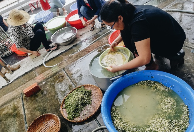 Người Sài Gòn trắng đêm gói 5.000 bánh chưng, bánh tét gửi bà con vùng lũ, tiếp sức cho “khúc ruột” miền Trung - Ảnh 7.
