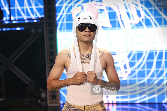 Độc quyền hậu trường Rap Việt: Wowy đeo tai thỏ chạy quanh sân khấu phá Tez - Ảnh 6.