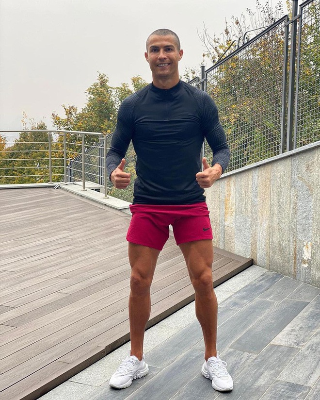 Ronaldo lại khiến giới mộ điệu sửng sốt: Khoe đầu trọc bằng clip vừa đạp xe vừa hát, thu hút 8 triệu lượt thả tim chỉ sau 2 giờ - Ảnh 2.