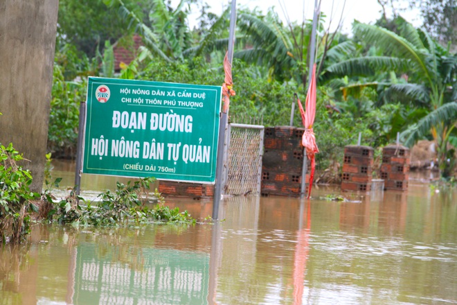 Đói quá, phải ăn vội miếng cơm để còn chở hàng vào cứu người dân - Ảnh 3.