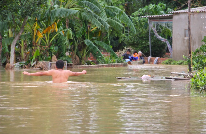 Đói quá, phải ăn vội miếng cơm để còn chở hàng vào cứu người dân - Ảnh 16.