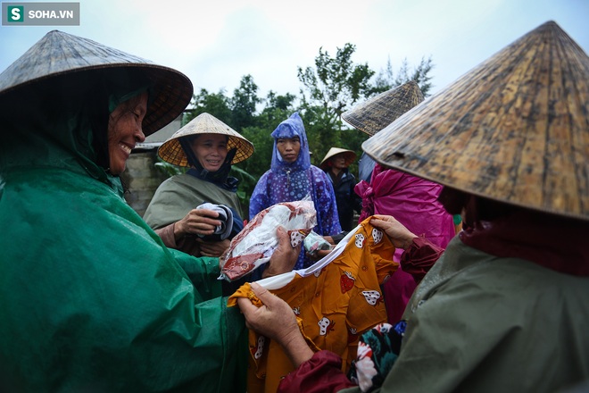 Ảnh: Người phụ nữ ở Quảng Bình lao ra dòng nước lũ xin đồ ăn cho mẹ già bật khóc khi được cứu hộ khỏi ghe lật - Ảnh 11.