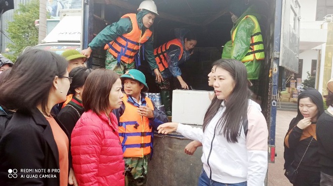 Trường học Hà Tĩnh mênh mông nước, giáo viên tranh thủ tham gia cứu trợ - Ảnh 4.