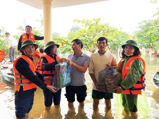 Trường học Hà Tĩnh mênh mông nước, giáo viên tranh thủ tham gia cứu trợ - Ảnh 5.