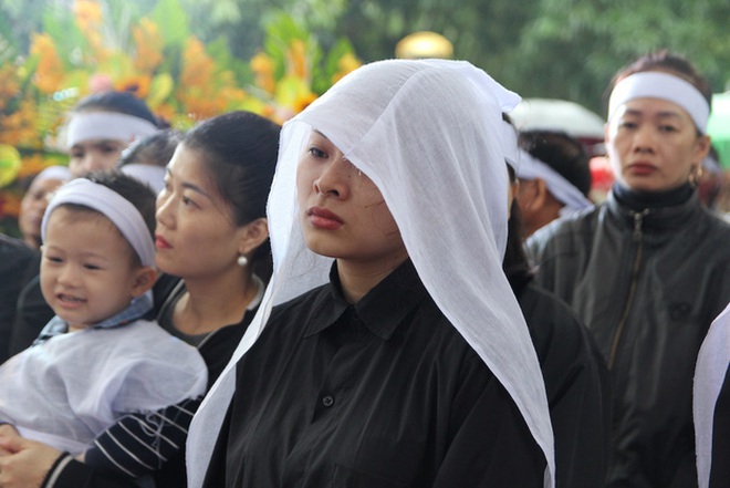 Hương Giang và Matt Liu âm thầm đến lễ tang của chiến sĩ hy sinh trong vụ sạt lở thuỷ điện Rào Trăng 3 - Ảnh 9.