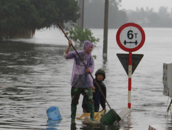 Kết bè chuối đi đánh cá trong lũ, một học sinh chết đuối - Ảnh 1.