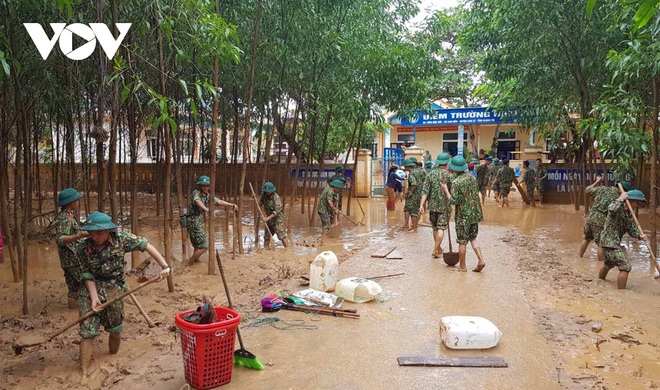 Nhà báo Trần Mai Anh kêu gọi quyên góp khẩn sách vở, đồ dùng học tập, áo ấm cho học sinh miền Trung - Ảnh 1.