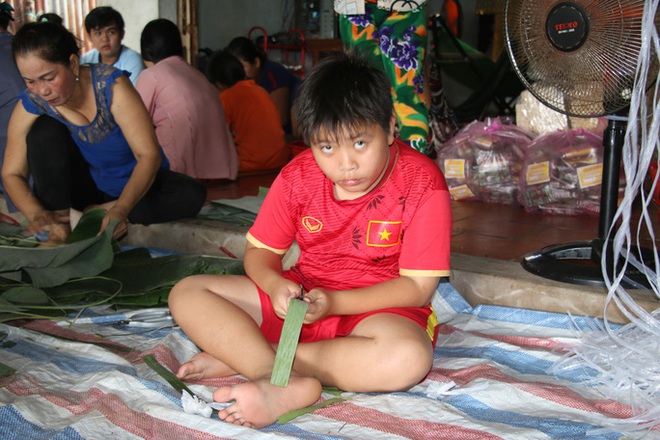 CLIP: Người miền T&acirc;y hối hả g&oacute;i b&aacute;nh t&eacute;t chuyển ra đồng b&agrave;o miền Trung - Ảnh 4.