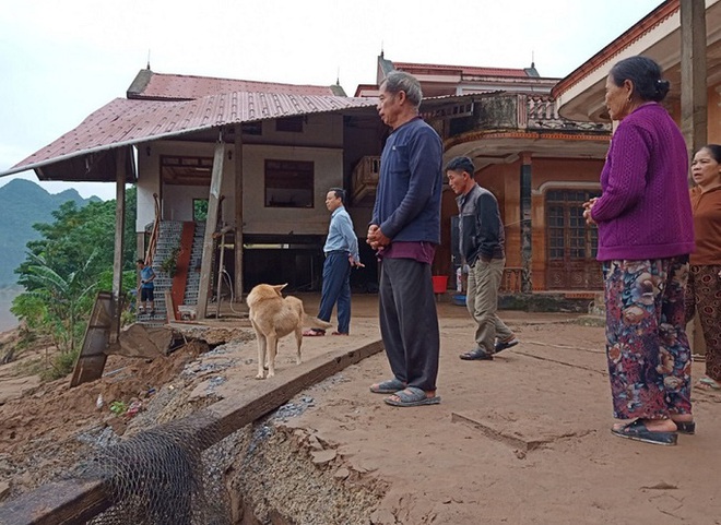 Quảng Bình: Núi Ba Cồn bị sạt lở vùi lấp nhà, hàng trăm người dân tháo chạy trong đêm - Ảnh 6.