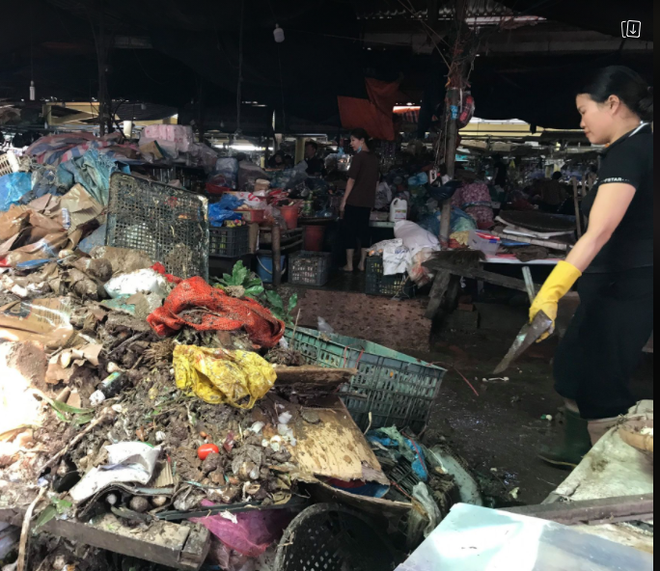 CLIP: Nước r&uacute;t, tiểu thương chợ H&agrave; Tĩnh &ldquo;chết lặng&rdquo; v&igrave; h&agrave;ng trăm tấn h&agrave;ng biến th&agrave;nh r&aacute;c - Ảnh 8.
