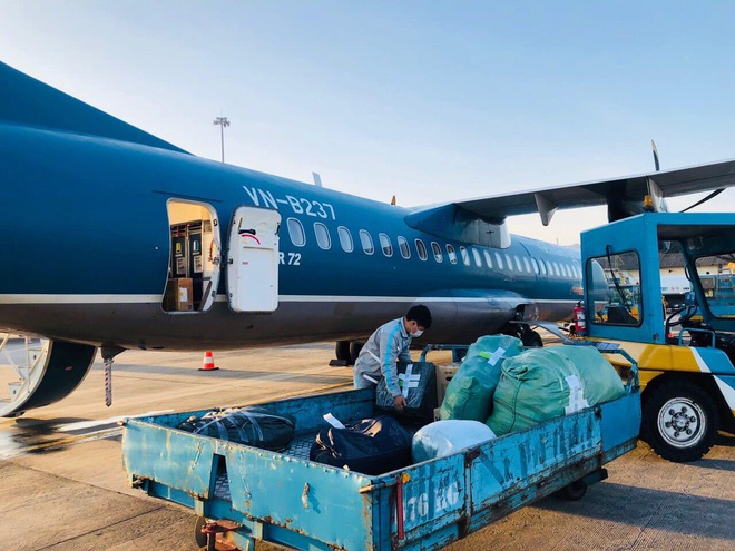 24 tấn hàng và hơn 2.000 kiện hàng cứu trợ đã được Vietnam Airlines Group vận chuyển đến các đầu sân bay miền Trung - Ảnh 1.
