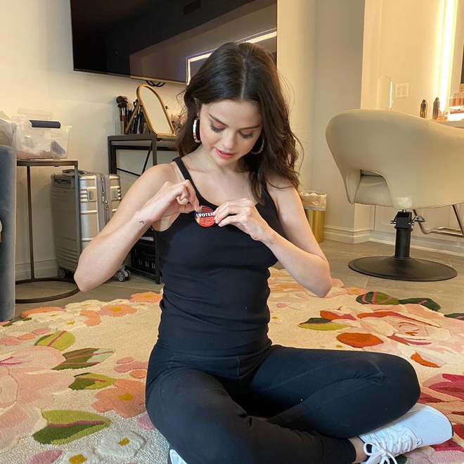 Hiếm ai được như Selena Gomez: Lộ rõ dấu hiệu lão hóa, da nhăn nhưng vẫn khiến dân tình mê mẩn vì quá xinh - Ảnh 3. Hiếm ai được như Selena Gomez: Lộ rõ dấu hiệu lão hóa, da nhăn nhưng vẫn khiến dân tình mê mẩn vì quá xinh - Ảnh 3.