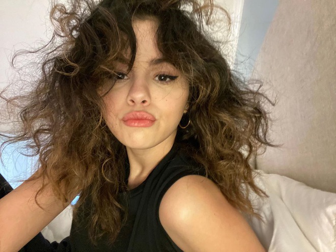 Hiếm ai được như Selena Gomez: Lộ rõ dấu hiệu lão hóa, da nhăn nhưng vẫn khiến dân tình mê mẩn vì quá xinh - Ảnh 7. Hiếm ai được như Selena Gomez: Lộ rõ dấu hiệu lão hóa, da nhăn nhưng vẫn khiến dân tình mê mẩn vì quá xinh - Ảnh 7.