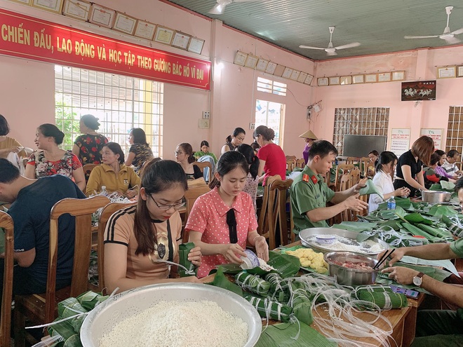 Công an Bình Phước chung tay cùng người dân gói 3.000 chiếc bánh tét tiếp sức đồng bào vùng lũ miền Trung - Ảnh 2.