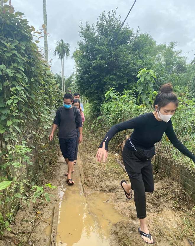 Vợ chồng Trường Giang, Lê Dương Bảo Lâm có mặt ở miền Trung để cứu trợ bà con - Ảnh 5. Vợ chồng Trường Giang, Lê Dương Bảo Lâm có mặt ở miền Trung để cứu trợ bà con - Ảnh 5.