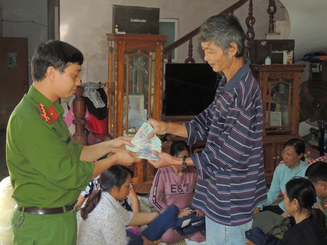 Để qu&ecirc;n gần 50 triệu đồng trong &aacute;o kho&aacute;c ủng hộ đồng b&agrave;o miền Trung - Ảnh 1.