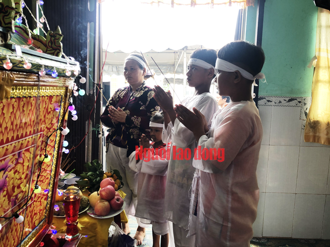 CLIP: Tiếng khóc xé lòng tại đám tang tiểu thương chết vì cứu người dưới cống - Ảnh 1.