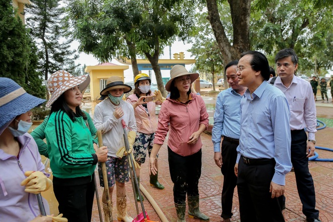 Bộ trưởng Phùng Xuân Nhạ động viên giáo viên, nhà trường vùng lũ Quảng Bình - Ảnh 5.