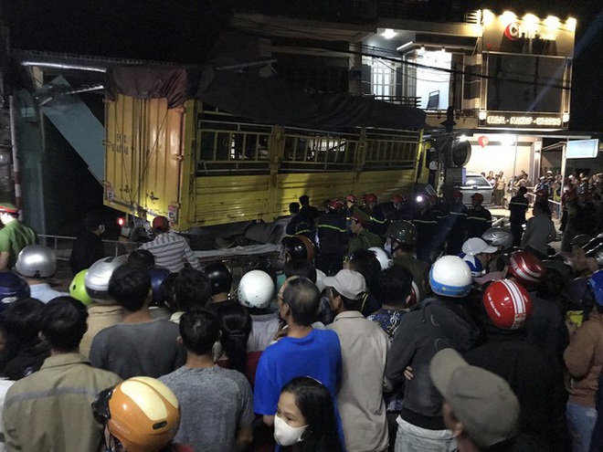 Hiện trường vụ xe điên tông vào nhà dân ở Quảng Ngãi, làm nhiều người chết - Ảnh 1.