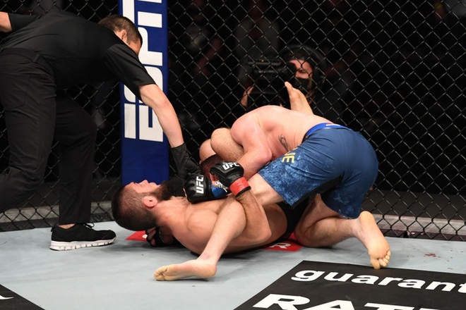 Độc cô cầu bại Khabib hạ gục Gaethje trong trận đại chiến tại hạng nhẹ UFC, gây sốc với tuyên bố giải nghệ đầy bất ngờ - Ảnh 2.