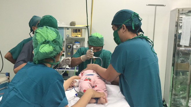 B&eacute; 6 th&aacute;ng tuổi nuốt khuy&ecirc;n tai v&agrave;o cổ họng - Ảnh 2.