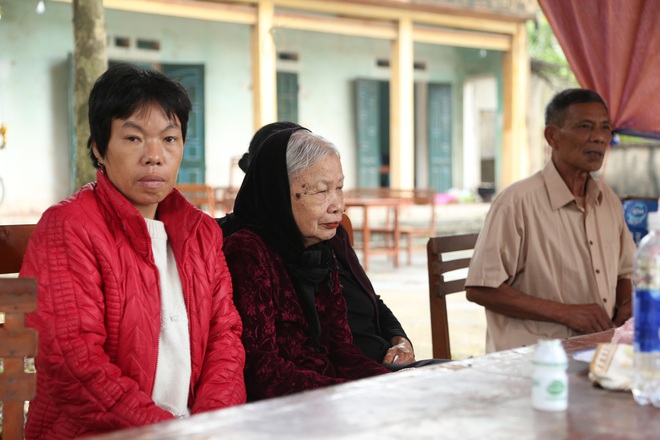 Người dân chặn xe vào bãi rác Nam Sơn: Mấy chục năm nay chúng tôi đã quá khổ rồi, ruồi nhặng nhiều khiến có hôm phải chui vào màn ăn cơm - Ảnh 3.