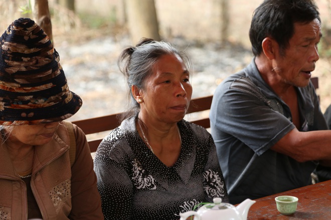 Người dân chặn xe vào bãi rác Nam Sơn: Mấy chục năm nay chúng tôi đã quá khổ rồi, ruồi nhặng nhiều khiến có hôm phải chui vào màn ăn cơm - Ảnh 4.