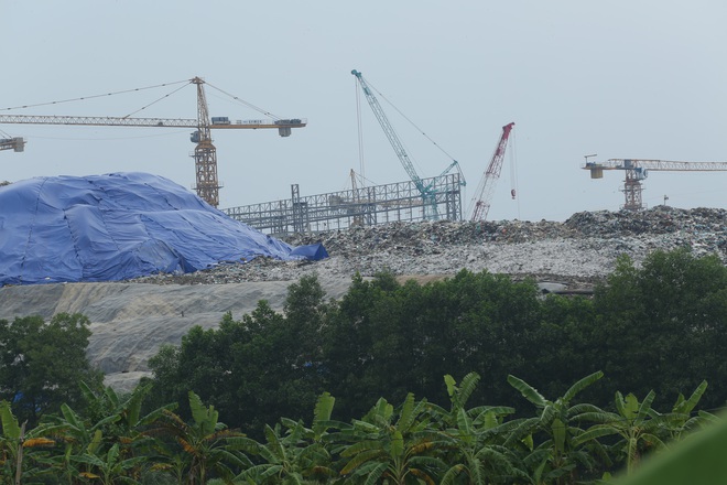 Người dân chặn xe vào bãi rác Nam Sơn: Mấy chục năm nay chúng tôi đã quá khổ rồi, ruồi nhặng nhiều khiến có hôm phải chui vào màn ăn cơm - Ảnh 6.