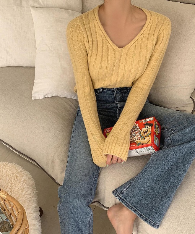 6 kiểu áo đáng sắm để mix cùng quần jeans, chị em diện mùa đông là có outfit trendy chuẩn chỉnh - Ảnh 2. 6 kiểu áo đáng sắm để mix cùng quần jeans, chị em diện mùa đông là có outfit trendy chuẩn chỉnh - Ảnh 2.
