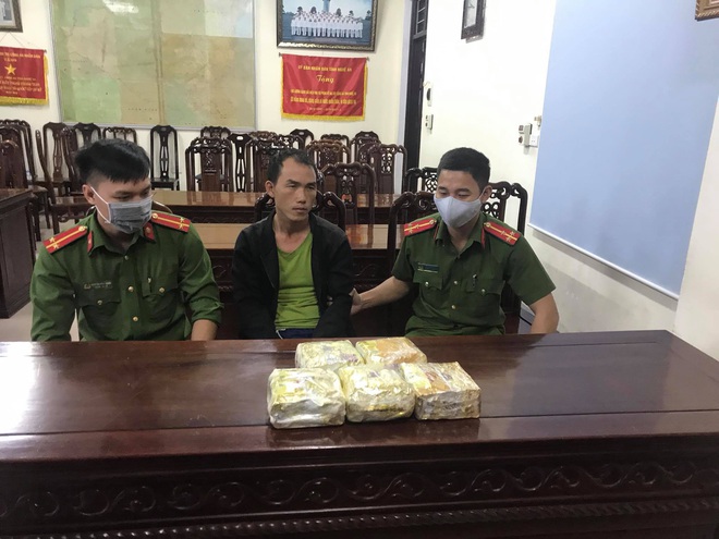 Công an nổ súng chỉ thiên khống chế cán bộ y tế vận chuyển ma túy - Ảnh 1.