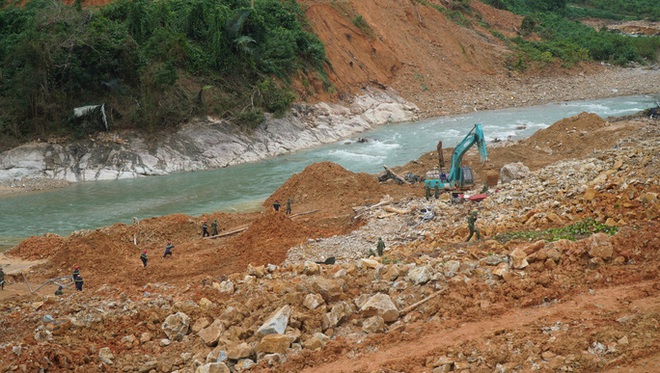 Sạt lở đất khiến 17 công nhân mất tích: Chủ đầu tư thủy điện Rào Trăng 3 lên tiếng - Ảnh 1.