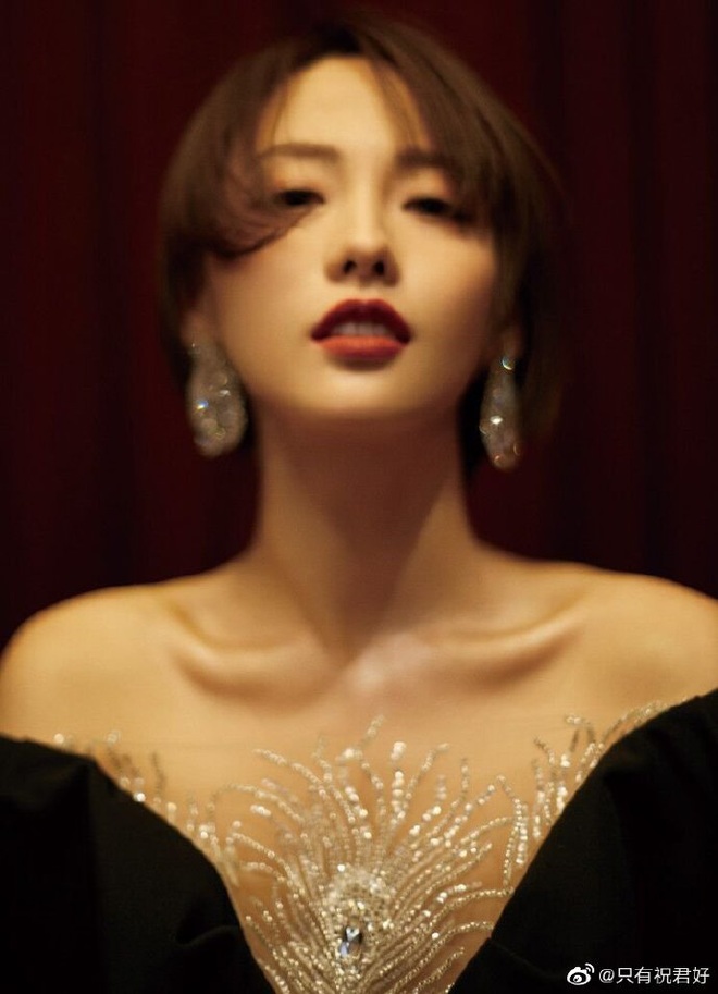 3 sự cố váy áo tại Elle Style Awards 2020: Trương Gia Nghê rơi khuyên tai, Giang Sơ Ảnh giẫm lên váy - Ảnh 3.