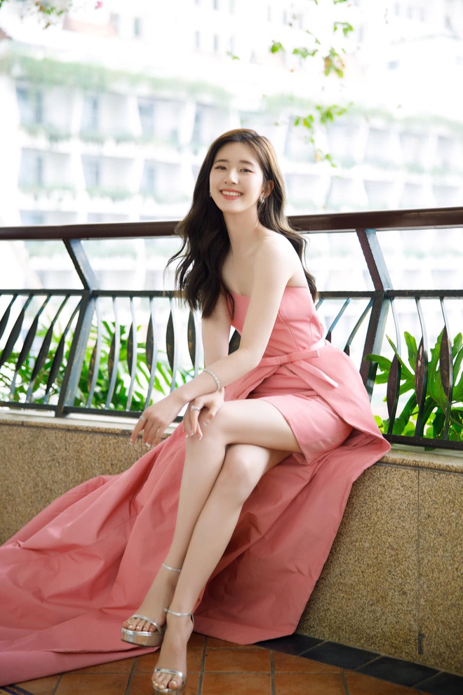 3 sự cố váy áo tại Elle Style Awards 2020: Trương Gia Nghê rơi khuyên tai, Giang Sơ Ảnh giẫm lên váy - Ảnh 6.