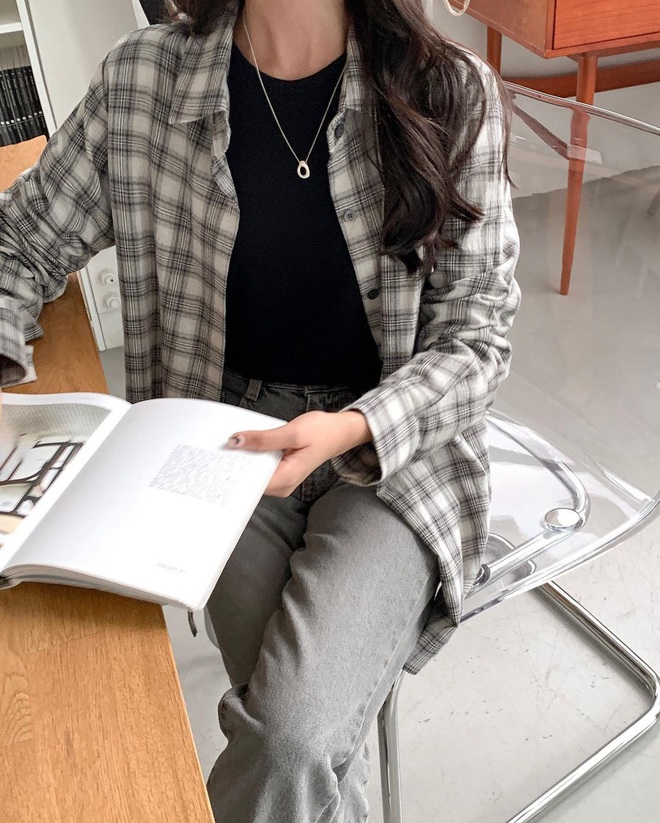 6 kiểu áo đáng sắm để mix cùng quần jeans, chị em diện mùa đông là có outfit trendy chuẩn chỉnh - Ảnh 4. 6 kiểu áo đáng sắm để mix cùng quần jeans, chị em diện mùa đông là có outfit trendy chuẩn chỉnh - Ảnh 4.
