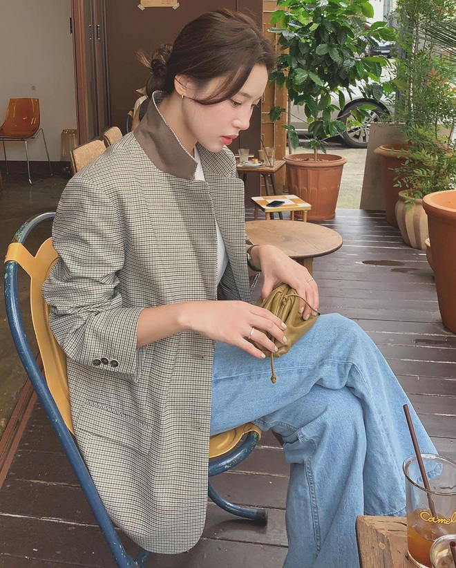 6 kiểu áo đáng sắm để mix cùng quần jeans, chị em diện mùa đông là có outfit trendy chuẩn chỉnh - Ảnh 1. 6 kiểu áo đáng sắm để mix cùng quần jeans, chị em diện mùa đông là có outfit trendy chuẩn chỉnh - Ảnh 1.