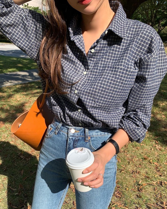 6 kiểu áo đáng sắm để mix cùng quần jeans, chị em diện mùa đông là có outfit trendy chuẩn chỉnh - Ảnh 4. 6 kiểu áo đáng sắm để mix cùng quần jeans, chị em diện mùa đông là có outfit trendy chuẩn chỉnh - Ảnh 4.